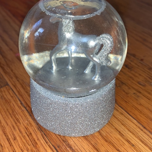 Mini Snow globe with unicorn inside cute mini Snowglobe glitter silver Claire’s - Picture 6 of 14